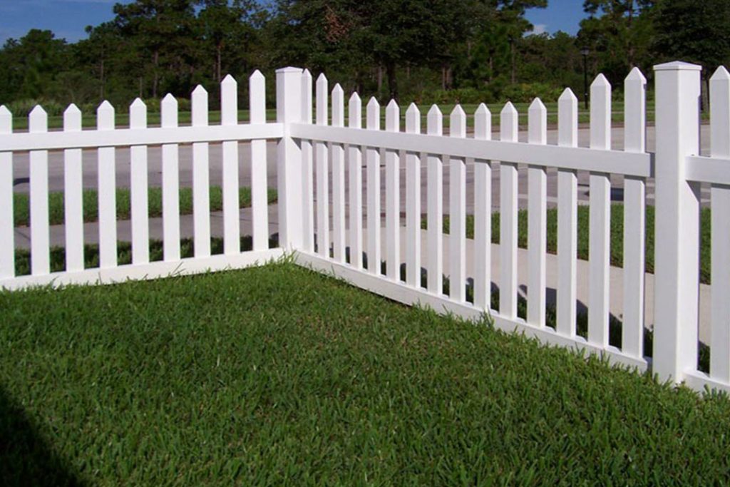 white vinyl scalloped picket fence