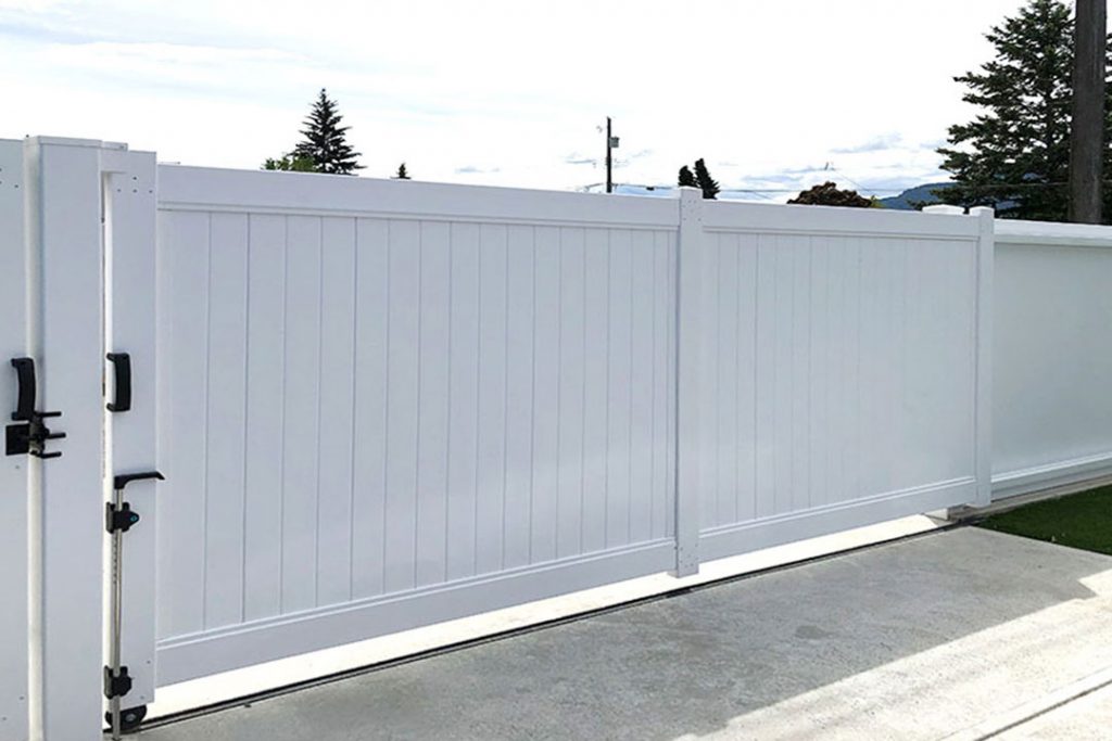 white vinyl full privacy fence